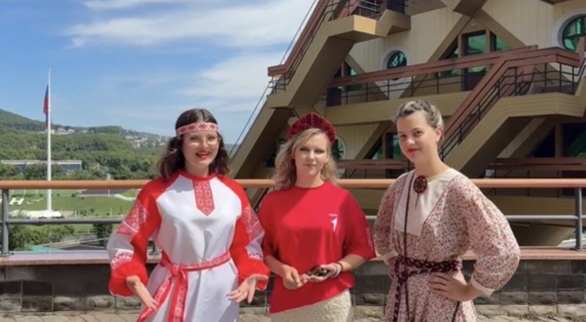 Эмоциональное поздравление от организаторов и участников конкурса «Билингва» стало частью праздничного вечера в честь Дня родных языков народов России